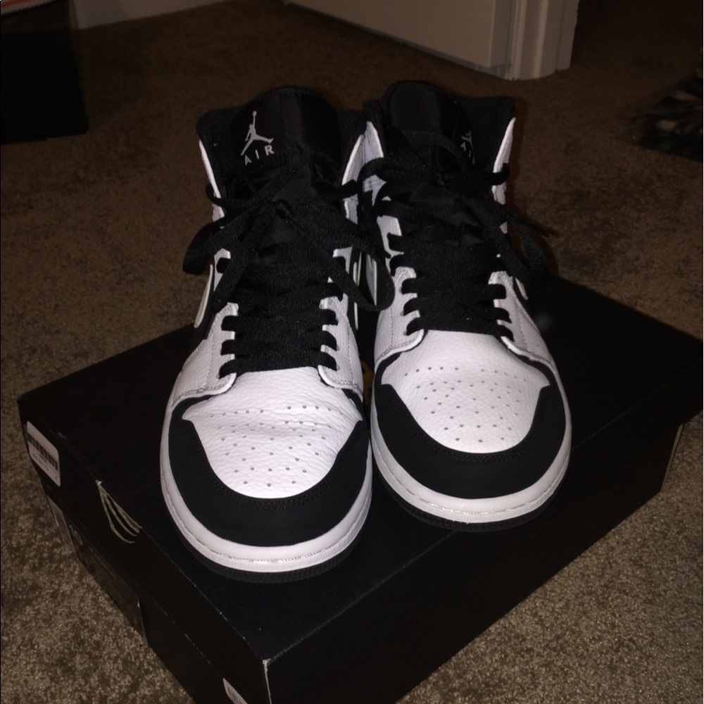 Air Jordan 1 Retro Mid ‘Tuxedo’ Size 10